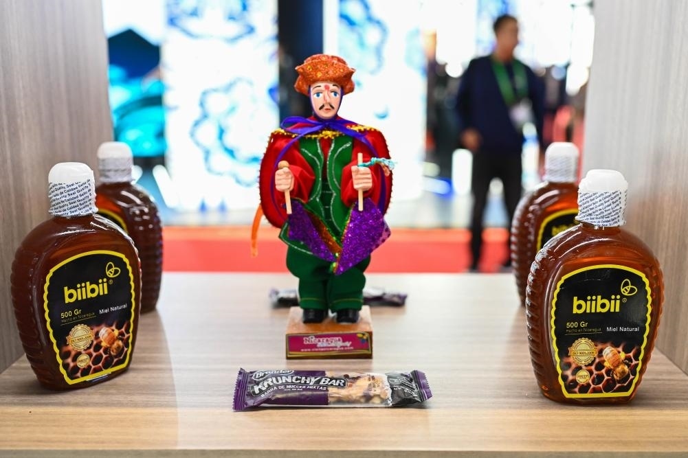 2023年11月8日在第六屆進博會上拍攝的尼加拉瓜蜂蜜產(chǎn)品。