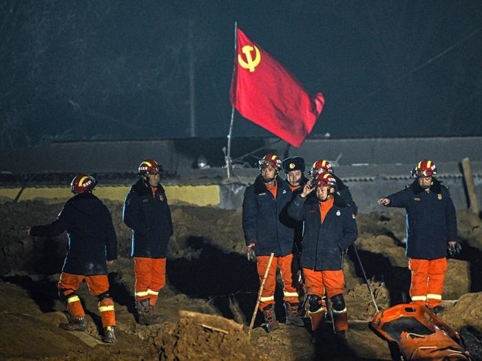 2023年12月21日，救援隊(duì)員在青海省海東市民和回族土族自治縣中川鄉(xiāng)金田村現(xiàn)場(chǎng)救援。新華社記者 張龍 攝