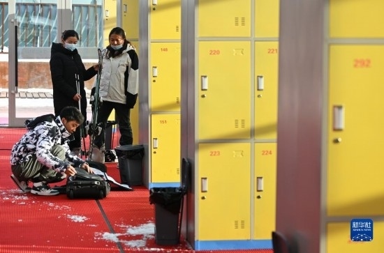 12月21日，游客在滑雪服務(wù)大廳整理滑雪裝備。