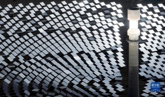 這是2023年6月11日在青海省海西蒙古族藏族自治州格爾木市拍攝的一座光熱電站（無人機(jī)照片）。 新華社記者 張宏祥 攝