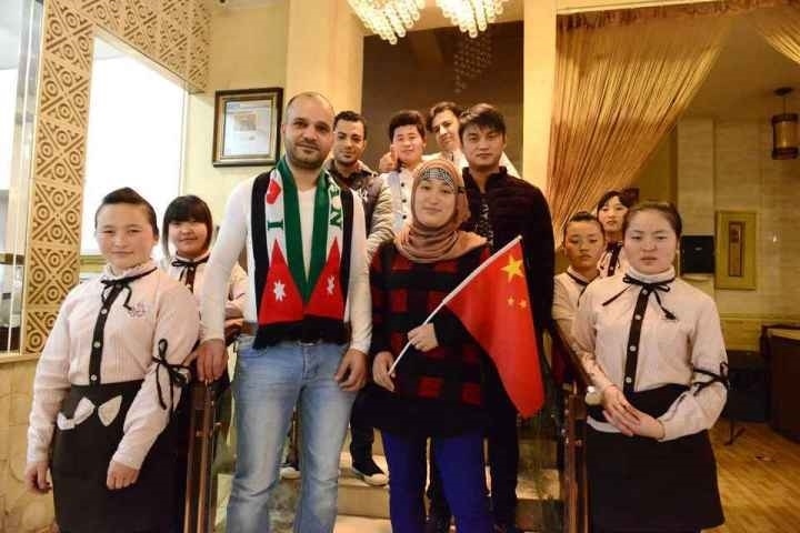 穆罕奈德夫婦與餐廳員工合影。共享聯(lián)盟·義烏 呂斌 攝