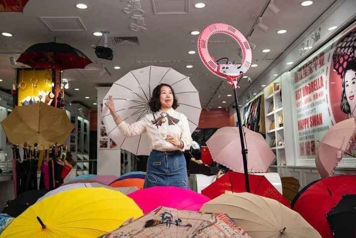 在義烏打拼了27年的商戶張吉英，正通過直播銷售雨傘。義烏市委宣傳部供圖