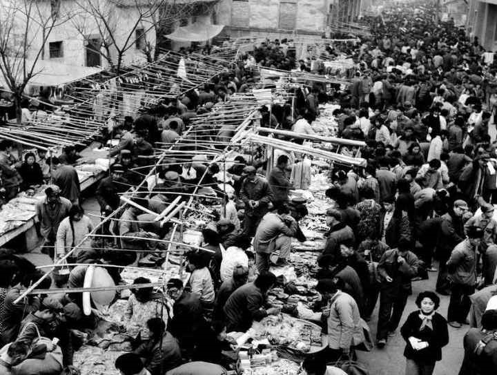 1982年，義烏湖清門馬路市場(chǎng)場(chǎng)景。拍友 金福根 攝