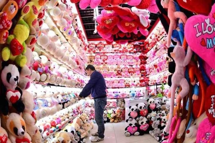 商戶在店鋪內(nèi)整理毛絨玩具。共享聯(lián)盟·義烏 呂斌 攝