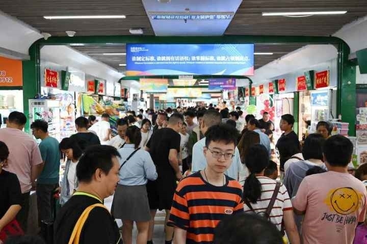 國(guó)慶長(zhǎng)假期間，“世界超市”摩肩接踵。共享聯(lián)盟·義烏 吳峰宇 攝