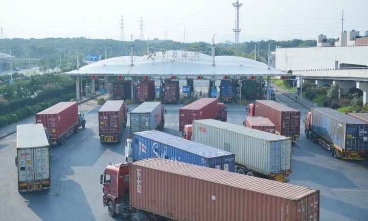 義烏海關(guān)排隊(duì)等待出關(guān)的車輛。共享聯(lián)盟·義烏 吳峰宇 攝