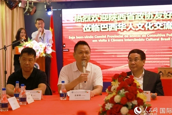 中國(guó)駐里約熱內(nèi)盧代總領(lǐng)事王尉育（中）在座談會(huì)中致辭。人民網(wǎng)記者 陳海琪攝