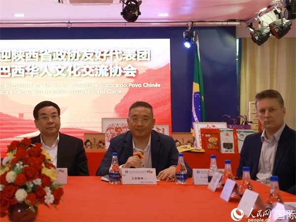 巴西華人文化交流協(xié)會(huì)主席上官建峰（中）在座談會(huì)上發(fā)言。人民網(wǎng)記者 陳海琪攝