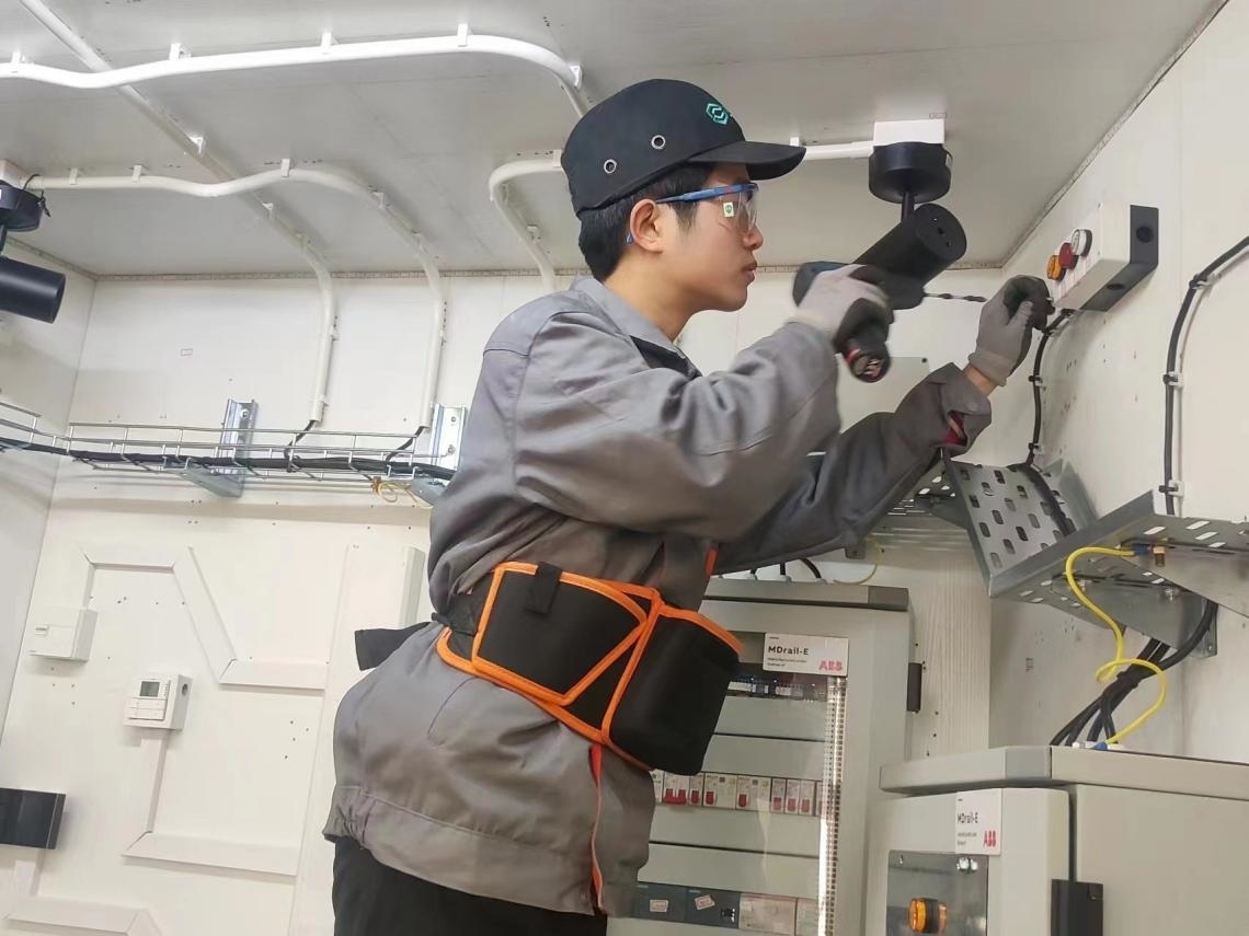 張強在安裝指示燈盒實訓中。高磊磊 攝