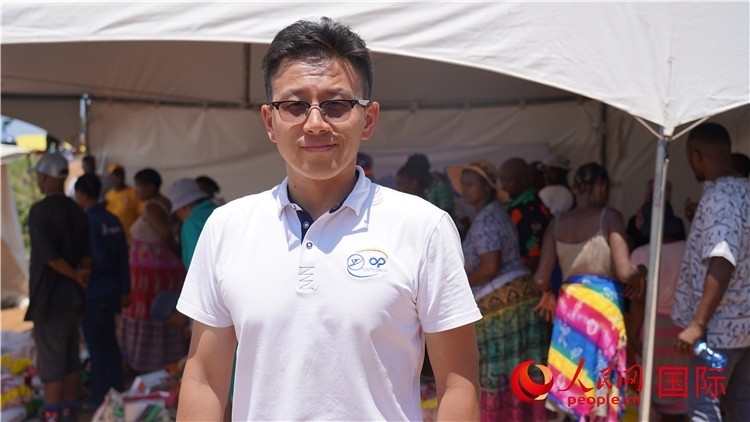 延鋒彼歐南非公司總經(jīng)理張鑫發(fā)言致辭。人民網(wǎng) 張茜攝