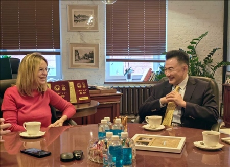 孫煒東公使與莫斯科動物園領(lǐng)導座談(中國駐俄羅斯使館供圖)