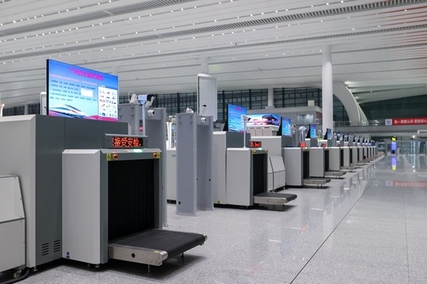 進(jìn)站大廳整齊擺放的安檢儀。