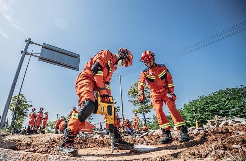 周彩琪和隊(duì)友在救援現(xiàn)場。受訪者供圖