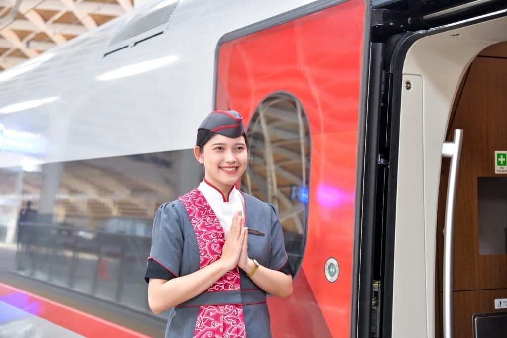 12月12日，乘務(wù)人員在印度尼西亞雅加達(dá)的哈利姆車站站臺(tái)歡迎乘坐雅萬(wàn)高鐵的乘客。新華社記者徐欽攝