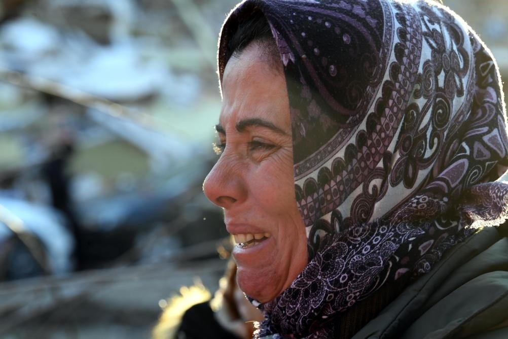 2月8日，在土耳其哈塔伊的一處地震廢墟，當(dāng)?shù)鼐用竦却H人的消息。新華社記者沙達(dá)提攝