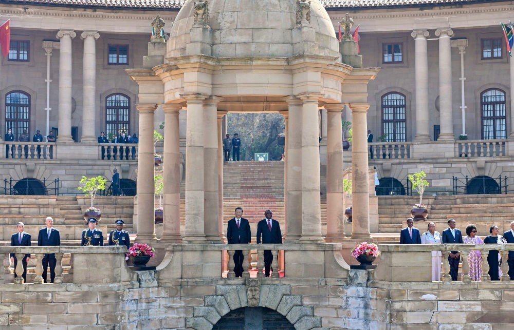 當(dāng)?shù)貢r(shí)間8月22日上午，正在南非進(jìn)行國(guó)事訪(fǎng)問(wèn)的國(guó)家主席習(xí)近平在比勒陀利亞總統(tǒng)府同南非總統(tǒng)拉馬福薩會(huì)談。會(huì)談前，拉馬福薩在總統(tǒng)府廣場(chǎng)為習(xí)近平舉行歡迎儀式。新華社記者 殷博古 攝