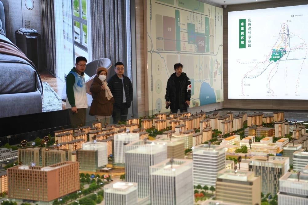 購房者在河北雄安新區(qū)某項目售樓部查看沙盤（2月25日攝）。新華社記者 朱旭東 攝
