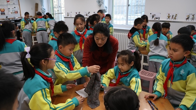 科學(xué)老師教同學(xué)制作消聲裝置。校方供圖