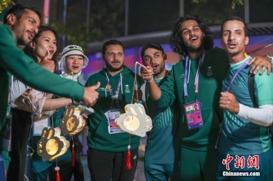資料圖：9月29日，中國(guó)傳統(tǒng)節(jié)日中秋節(jié)，杭州亞運(yùn)會(huì)運(yùn)動(dòng)員村舉辦中秋主題活動(dòng)，中外運(yùn)動(dòng)員們歡聚一堂。圖為沙特阿拉伯運(yùn)動(dòng)員手持燈籠拍攝照片。<a target='_blank' href='/'><p align=
