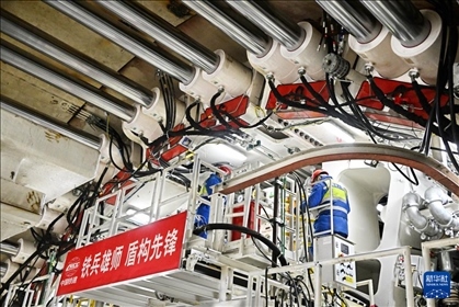 12月30日，中鐵十四局技術(shù)人員在盾構(gòu)掘進(jìn)開始前檢查“海天號(hào)”盾構(gòu)機(jī)。新華社記者 李紫恒 攝