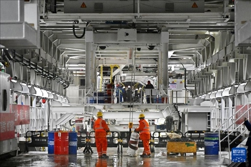 12月30日，建設(shè)者在青島膠州灣第二隧道工程南線主線隧道盾構(gòu)掘進(jìn)現(xiàn)場(chǎng)作業(yè)。新華社記者 李紫恒 攝