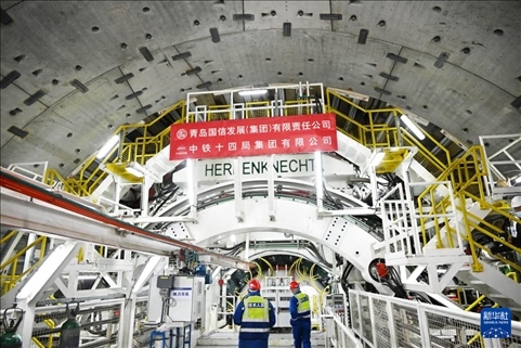 12月30日，中鐵十四局技術(shù)人員在盾構(gòu)掘進(jìn)開始前檢查“海天號(hào)”盾構(gòu)機(jī)。新華社記者 李紫恒 攝