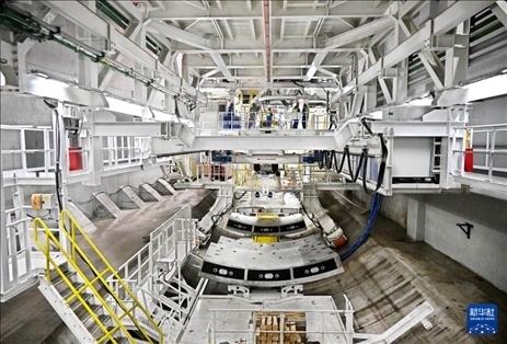 12月30日，建設(shè)者在青島膠州灣第二隧道工程南線主線隧道盾構(gòu)掘進(jìn)現(xiàn)場(chǎng)作業(yè)。新華社記者 李紫恒 攝