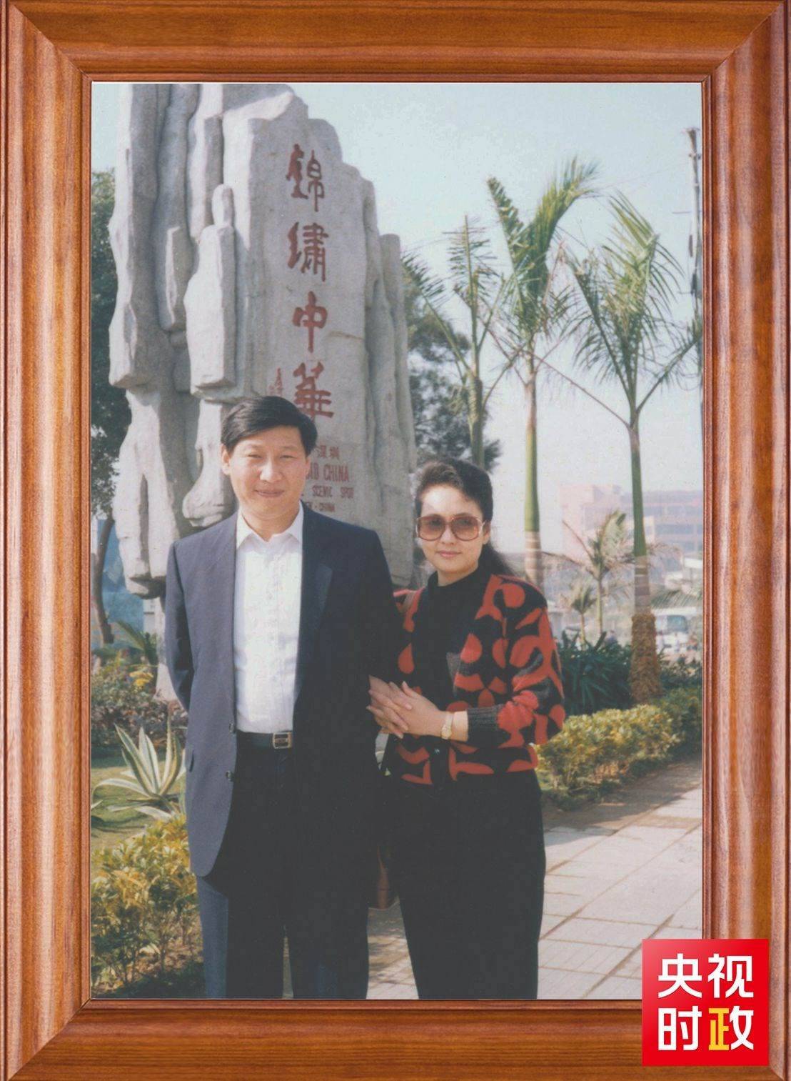 △這是習(xí)近平和夫人彭麗媛的合影。這張照片第一次出現(xiàn)在他的書架上。