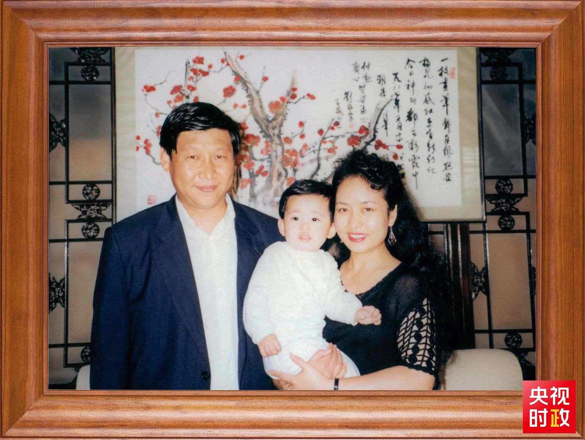 △這是習(xí)近平一家三口的合影。這張照片第一次出現(xiàn)在他的書架上。