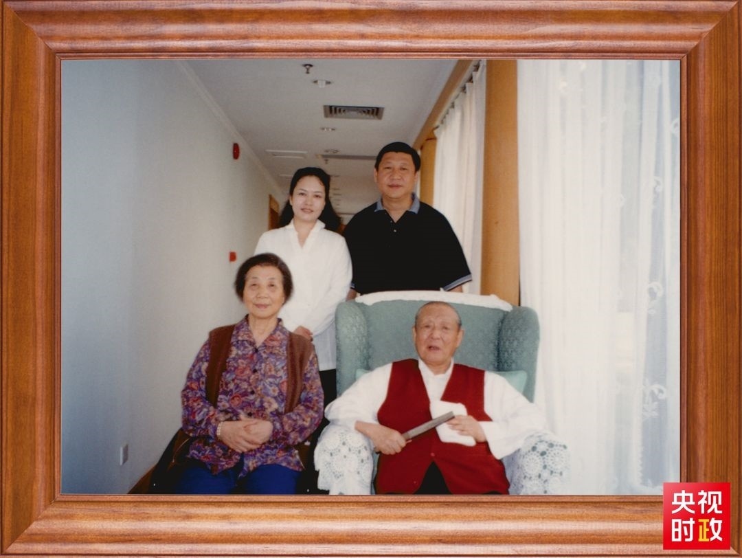 △這是習(xí)近平夫婦同父親習(xí)仲勛、母親齊心的合影。這張照片第一次出現(xiàn)在他的書架上。