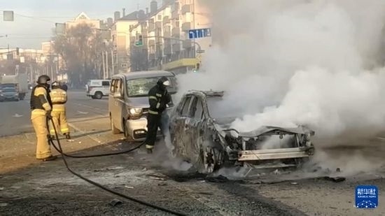 這張俄羅斯緊急情況部12月30日發(fā)布的視頻截圖顯示，在俄羅斯別爾哥羅德市，工作人員在現(xiàn)場救援。新華社發(fā)