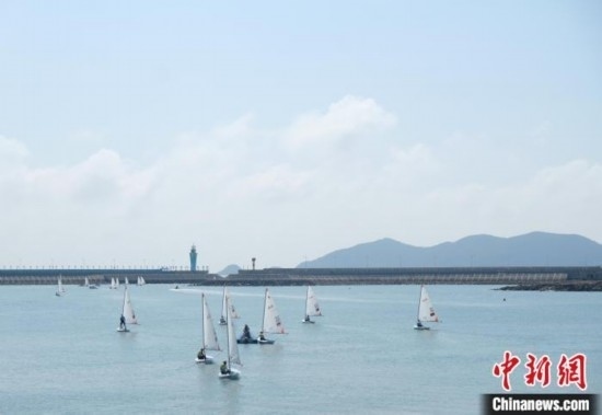 浙江象山，杭州亞運會帆船項目運動員揚帆起航。林波 攝