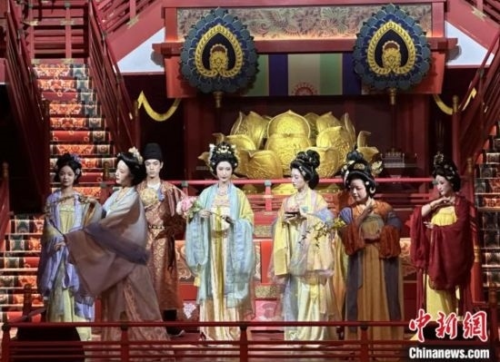 2023年12月31日晚間，在長安十二時(shí)辰主題街區(qū)進(jìn)行的漢服表演。 中新社記者 張一辰 攝