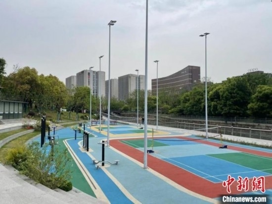 杭州余杭區(qū)一嵌入式體育場地。張煜歡 攝