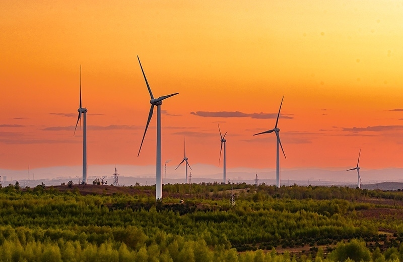 2023年5月23日清晨拍攝的內(nèi)蒙古興安盟烏蘭浩特市呼和馬場(chǎng)風(fēng)力光伏發(fā)電場(chǎng)內(nèi)的風(fēng)機(jī)。