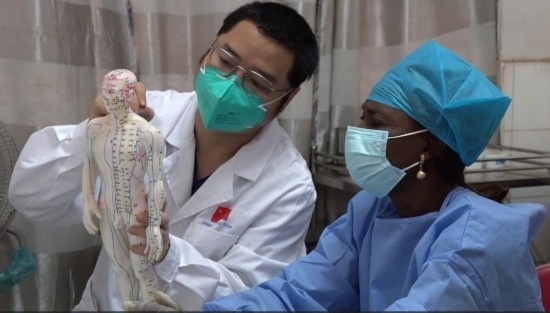 嘉興市中醫(yī)醫(yī)院郝亞波給當(dāng)?shù)刂种v解中醫(yī)經(jīng)絡(luò)。新華社發(fā)