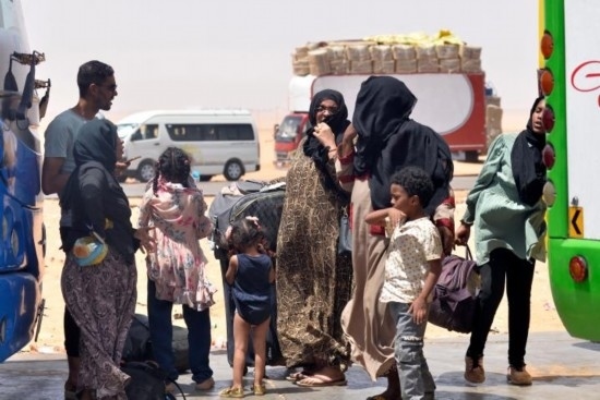  2023年4月27日，在埃及南部與蘇丹交界的阿爾根邊境口岸，人們離開蘇丹進(jìn)入埃及境內(nèi)。新華社發(fā)（拉德萬攝）