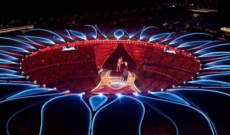 2023年9月23日，最后一棒火炬手汪順和數(shù)字火炬手在杭州亞運(yùn)會(huì)開(kāi)幕式上點(diǎn)燃主火炬。新華社記者 程婷婷 攝