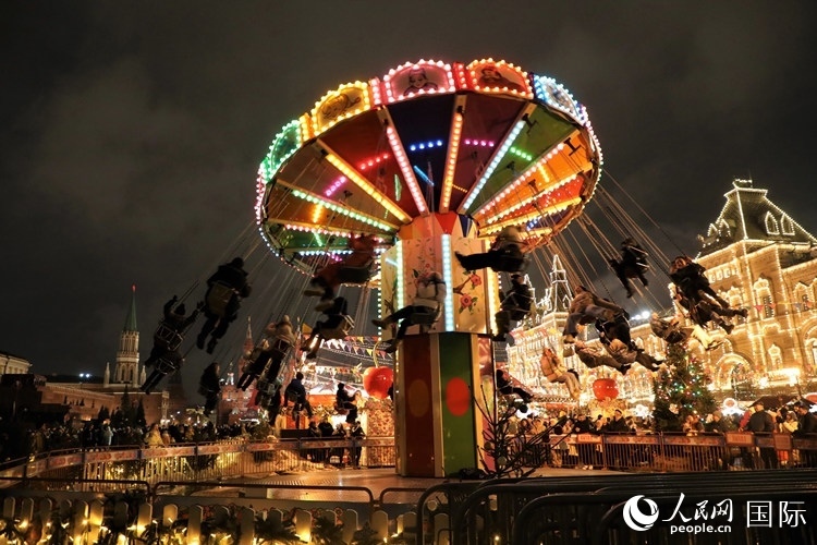 位于莫斯科紅場中央的“古姆”新年集市。人民網(wǎng)記者 隋鑫攝
