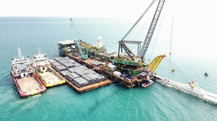 印尼拉維拉維項目52英寸海管拖拉頭準確抵達登陸點。主辦方供圖