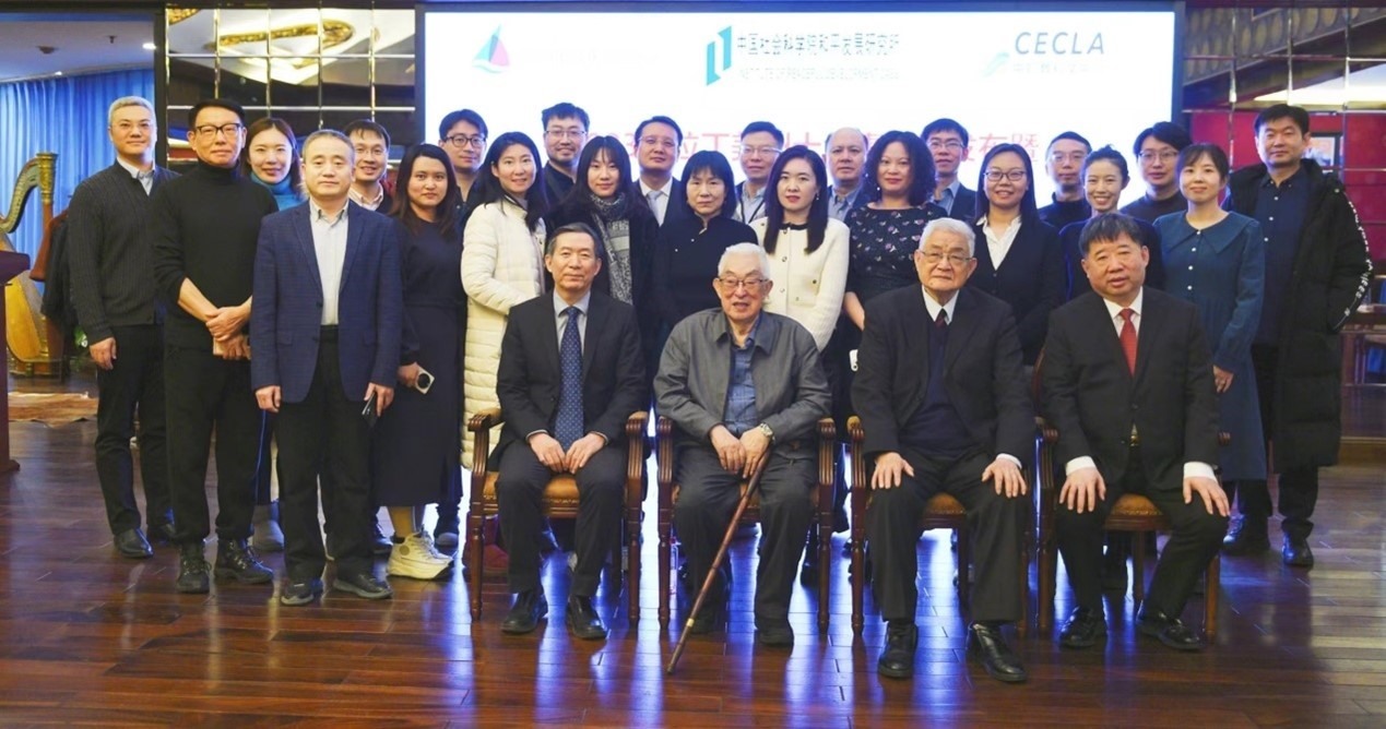 與會專家學(xué)者舉行合影。主辦方供圖