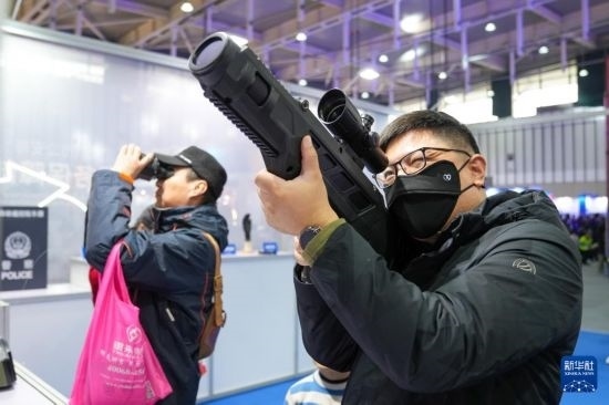 1月6日，觀眾在警營(yíng)開(kāi)放周活動(dòng)現(xiàn)場(chǎng)體驗(yàn)警用激光炫目槍。