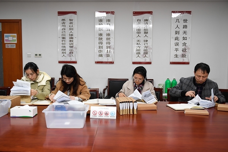 2020年1月8日，浙江寧波市北侖區(qū)紀(jì)委工作人員在檢查北侖區(qū)大數(shù)據(jù)發(fā)展管理中心2019年的公款消費(fèi)票據(jù)，查找是否存在違規(guī)問題。