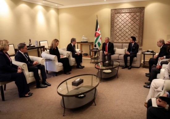 1月7日，約旦國(guó)王阿卜杜拉二世（中右）在安曼會(huì)見(jiàn)到訪(fǎng)的美國(guó)國(guó)務(wù)卿布林肯（中左）。新華社發(fā)（約旦王宮供圖）