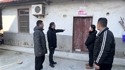  圖②：法官勘察訟爭(zhēng)房產(chǎn)。