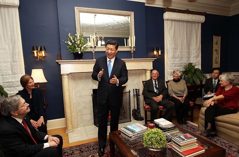 習(xí)近平2012年訪美時(shí)與老朋友敘舊場(chǎng)景。