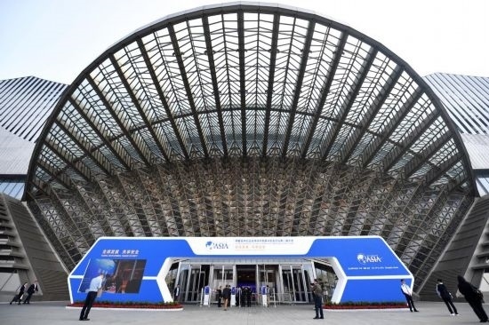 2023年10月30日，參會(huì)嘉賓步入長(zhǎng)沙國(guó)際會(huì)議中心。當(dāng)日，以“全球發(fā)展 共享安全”為主題的博鰲亞洲論壇全球經(jīng)濟(jì)發(fā)展與安全論壇第二屆大會(huì)在湖南長(zhǎng)沙開(kāi)幕。新華社記者 陳振海 攝