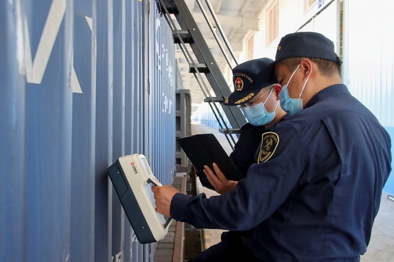 海關(guān)關(guān)員使用手持式輻射探測(cè)儀對(duì)中老鐵路入境貨物進(jìn)行檢測(cè)。張釋巍攝