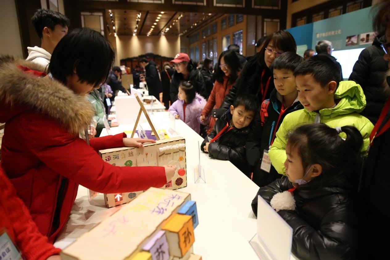 學(xué)生現(xiàn)場演示科創(chuàng)作品。主辦方供圖