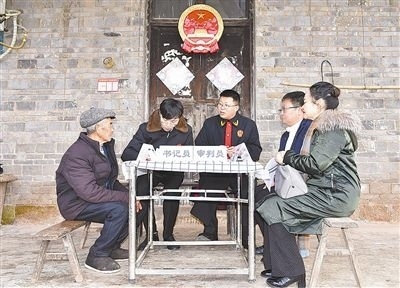  圖②：調(diào)解現(xiàn)場。